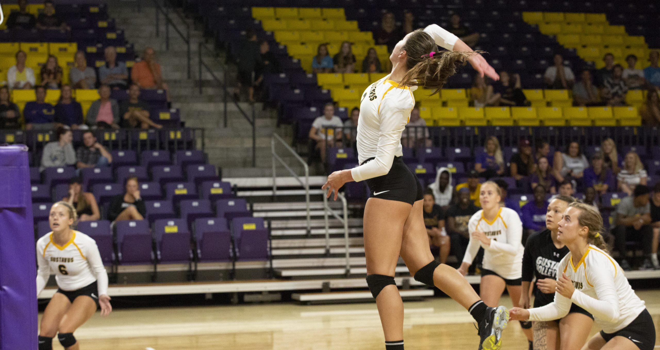 Volleyball Splits Opening Day at Trinity National Invitational