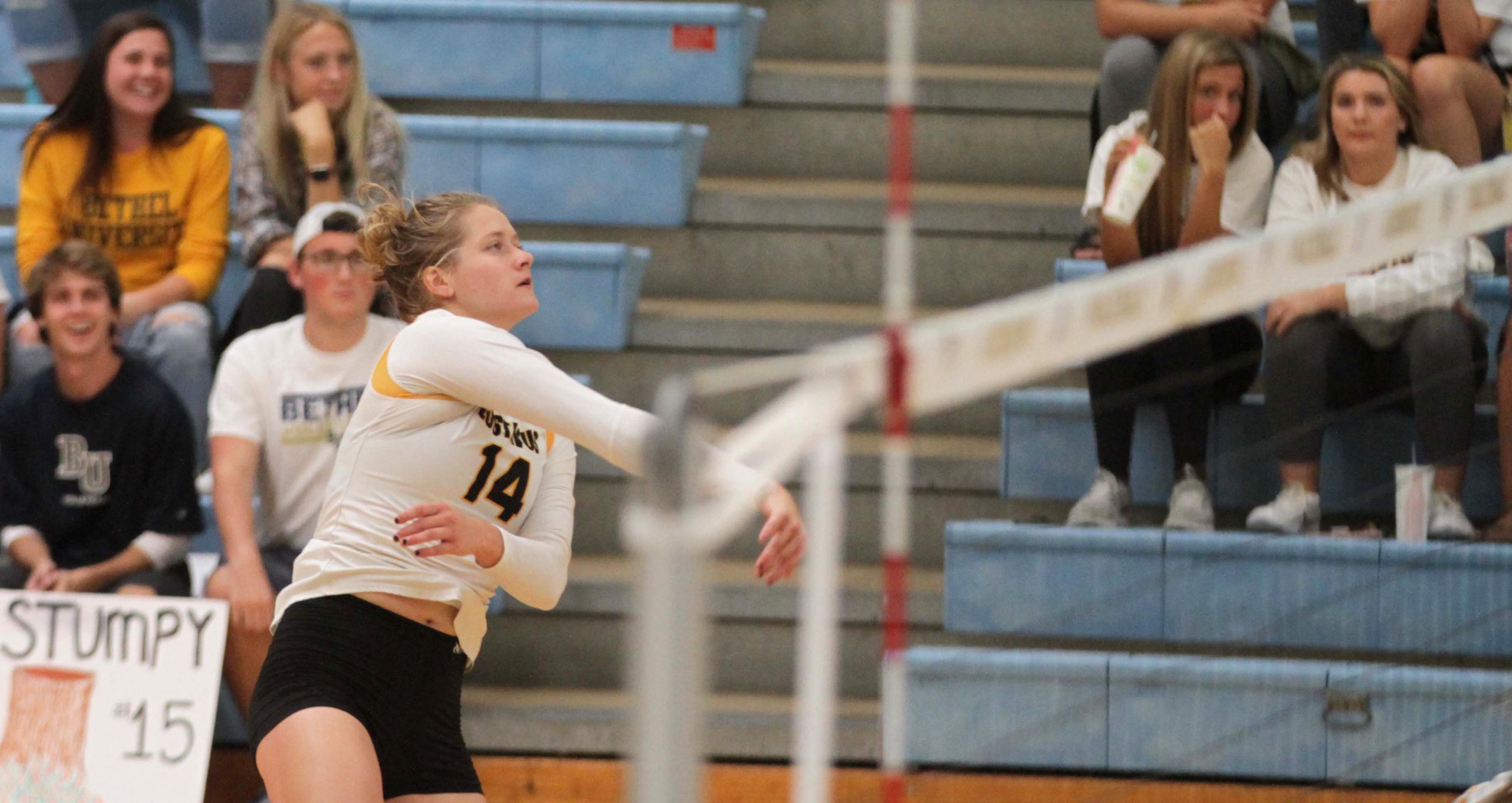 Volleyball Wins 11th Straight, Tops St. Thomas in Four Sets