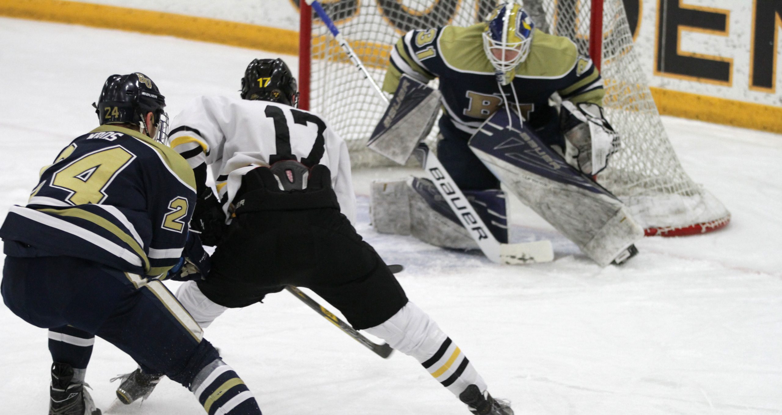 Men’s Hockey Falls 5-4 at Bethel