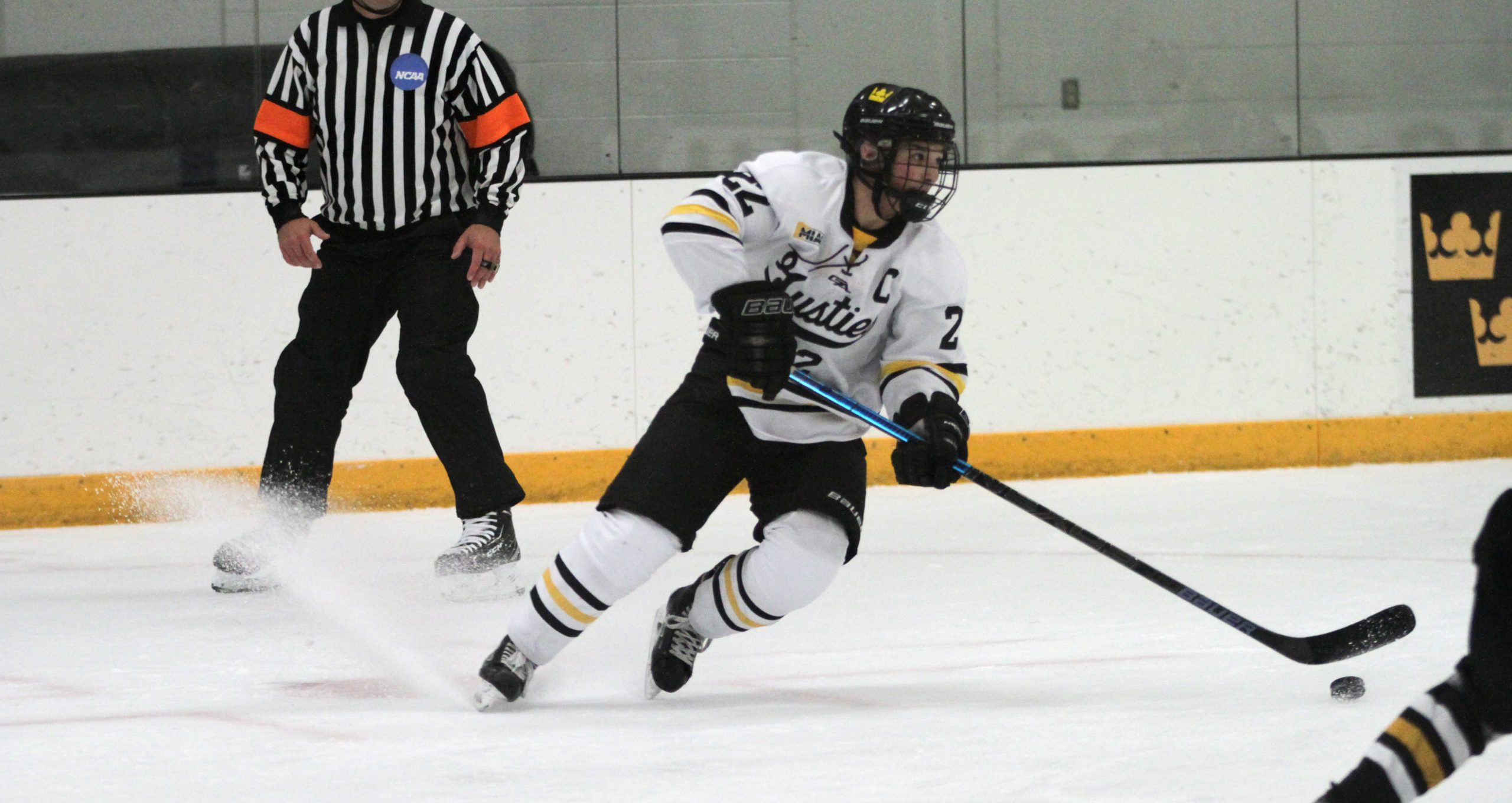 Men’s Hockey Ties St. Olaf 3-3 in Home Opener, Drops Shootout