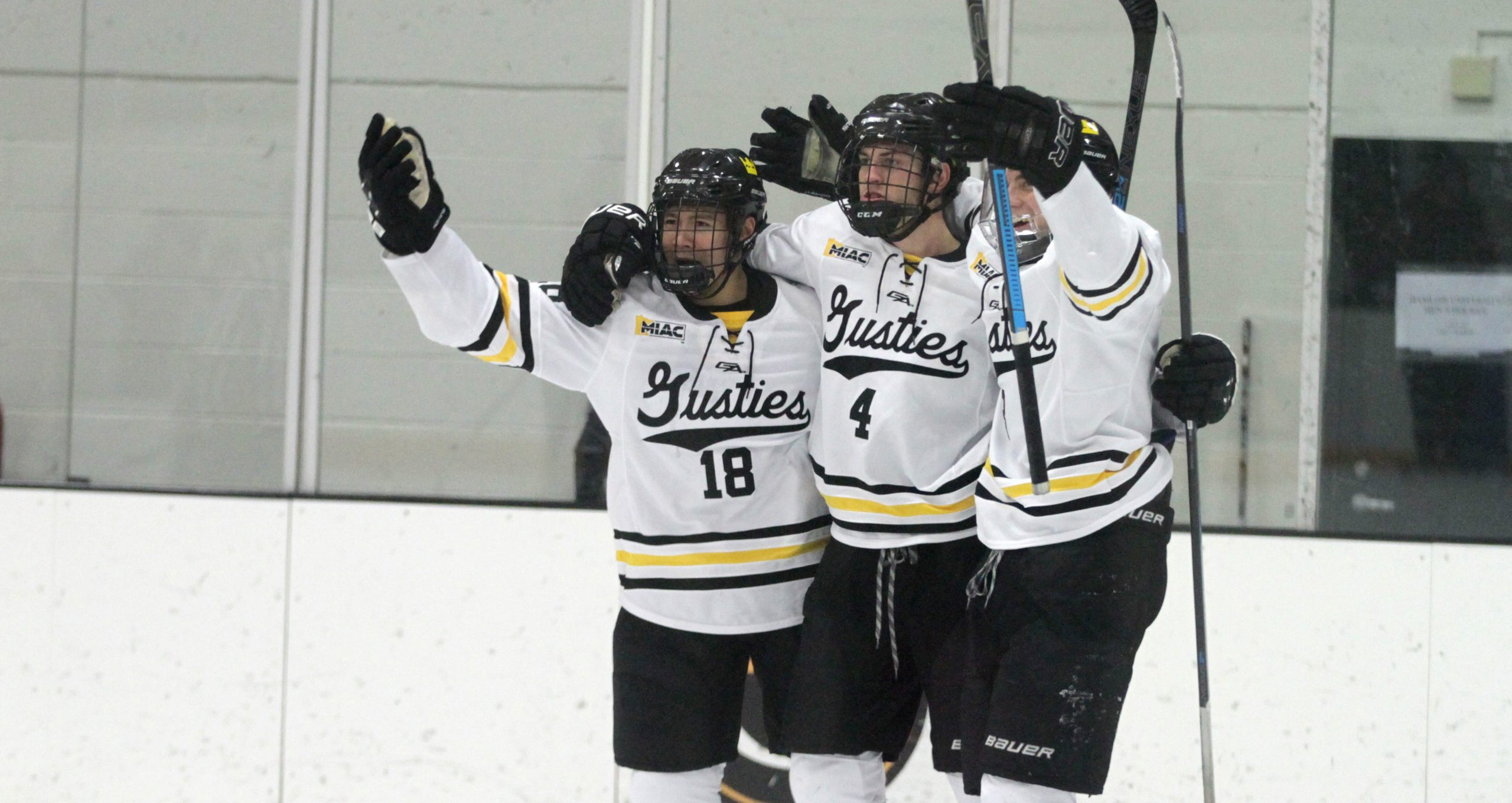 Men’s Hockey Erupts for 6-2 Win Over Hamline