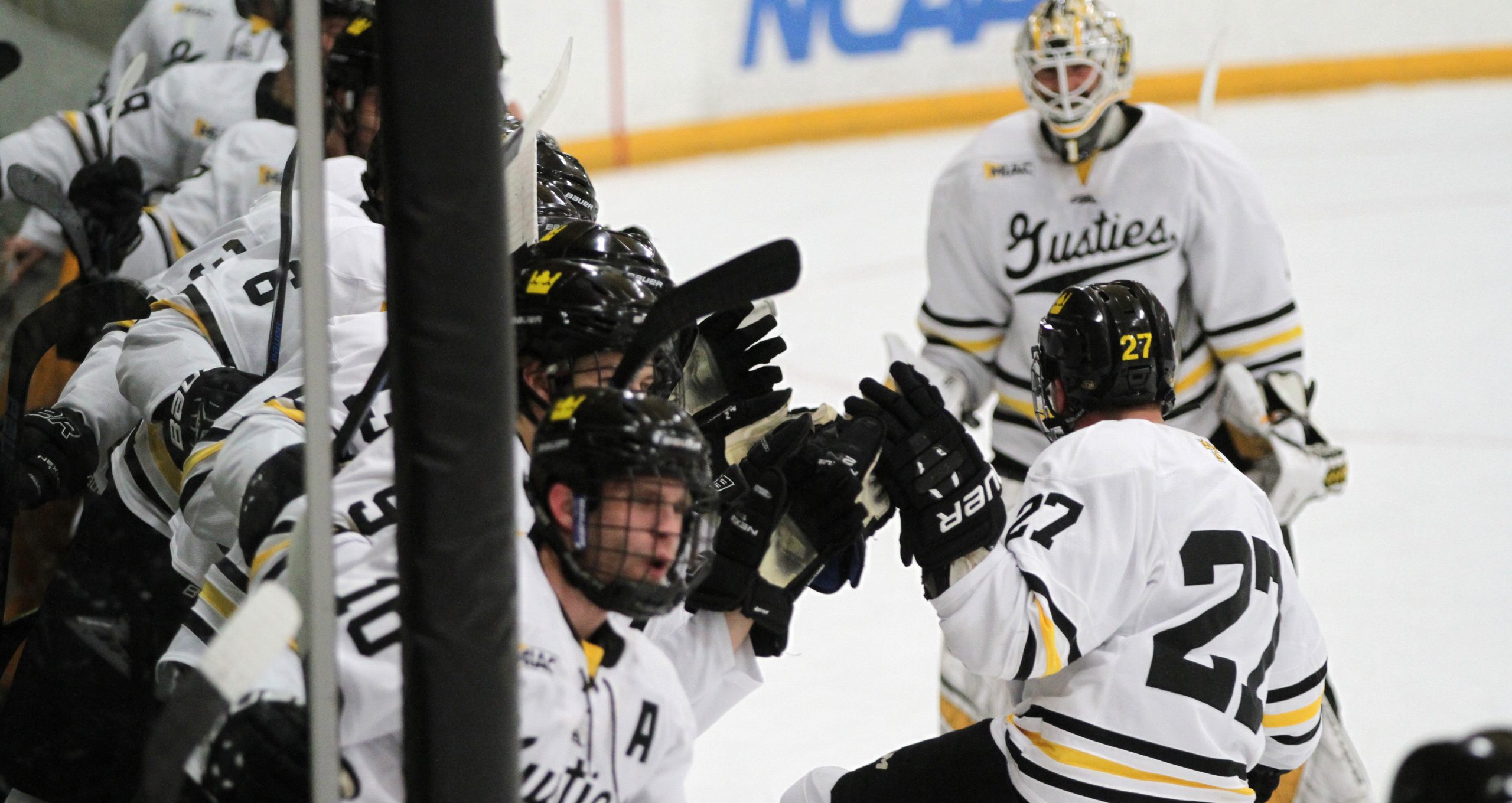 Men’s Hockey Shuts Out Aurora 3-0