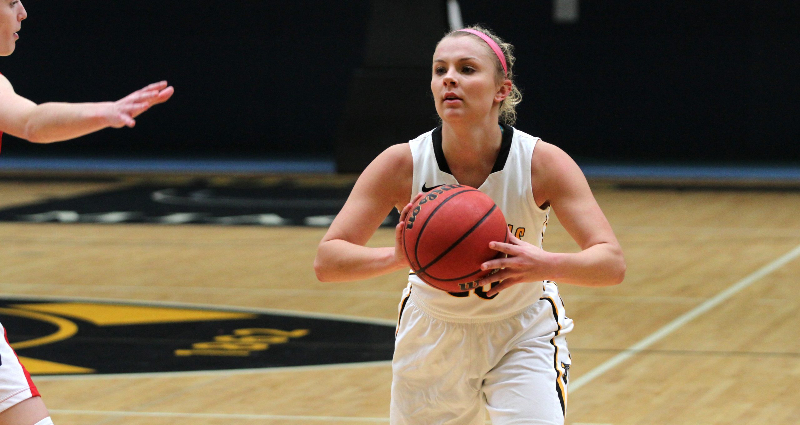 Women’s Hoops Drops Back and Forth Game at Coe