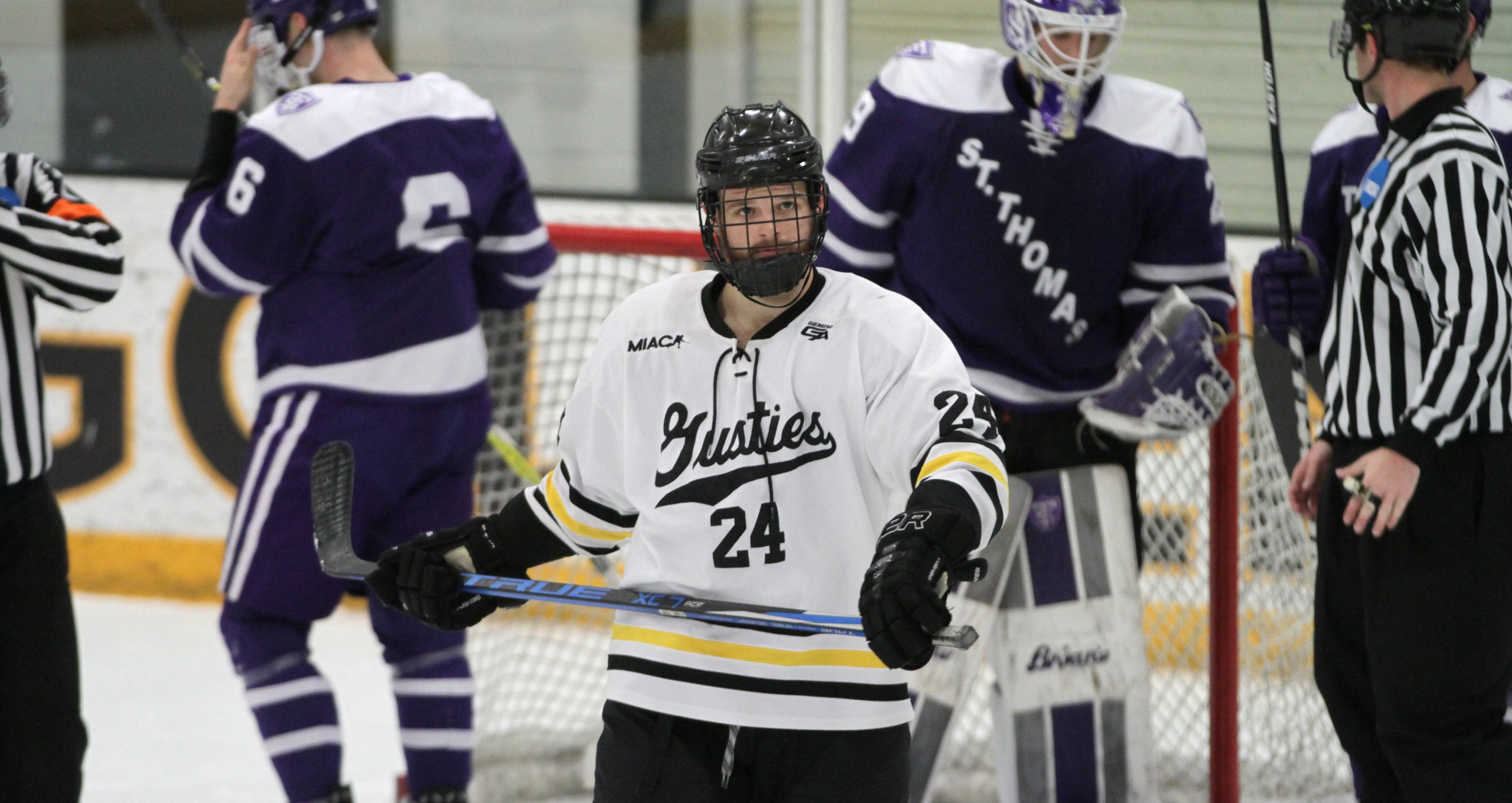 Men’s Hockey Returns to MIAC Slate, Faces St. Thomas This Weekend