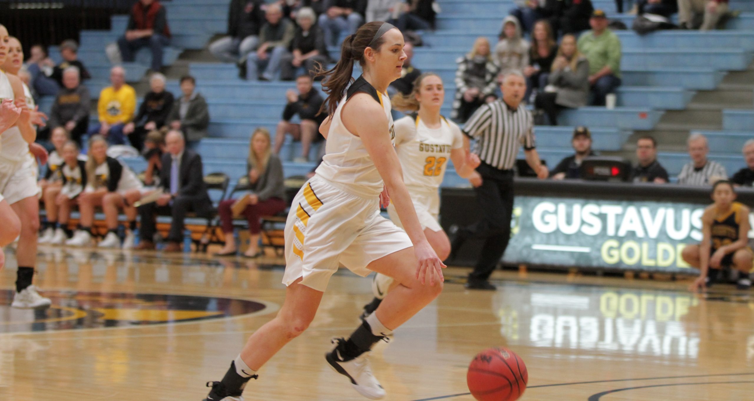 Women’s Hoops Continues Strong Defensive Play, Beats Carleton 81-39