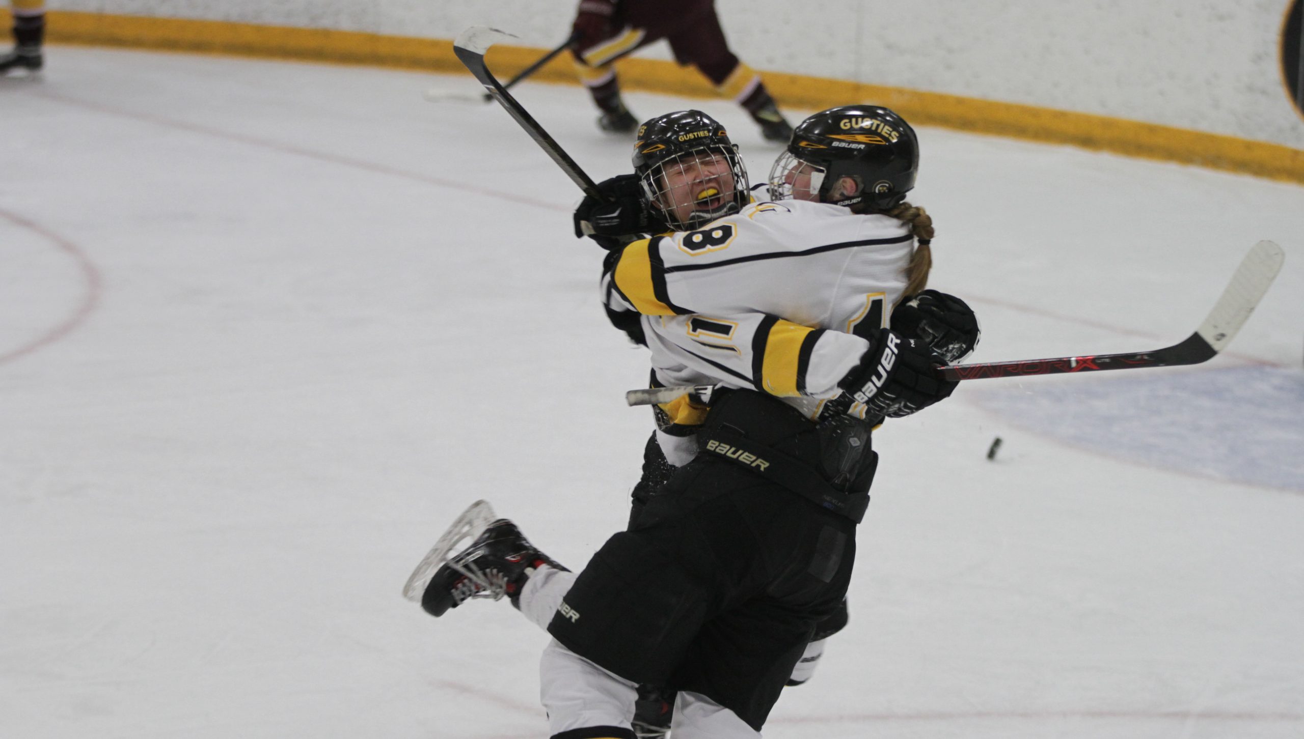 Women’s Hockey Uses Second Period to Rally Past Cobbers