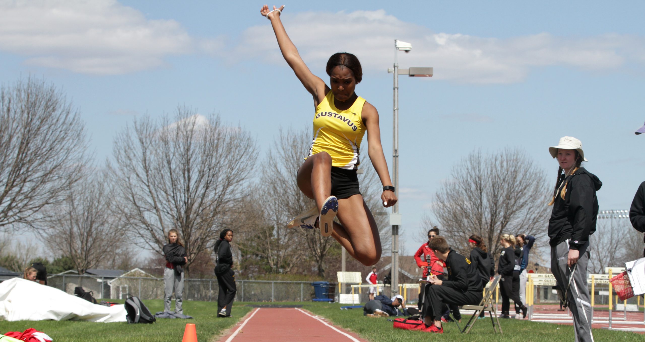 Women’s Track & Field Successful at Drake Alternative