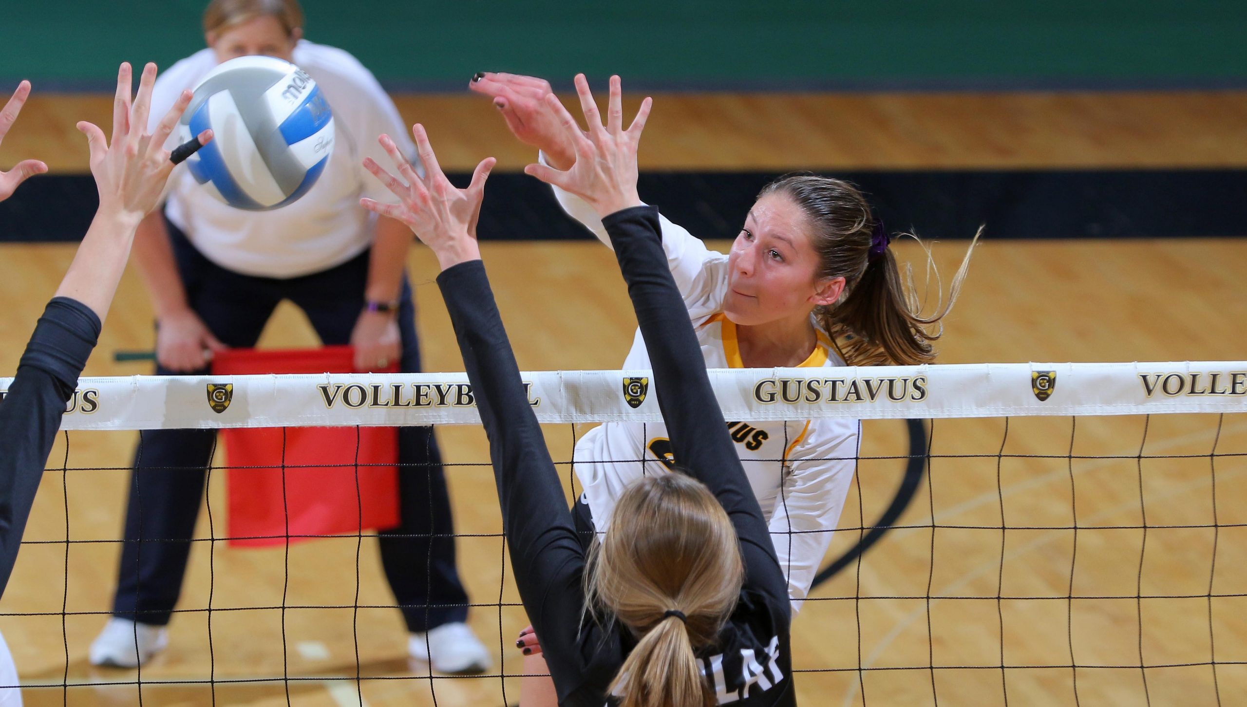 Volleyball Uses All-Around Effort to Defeat Oles