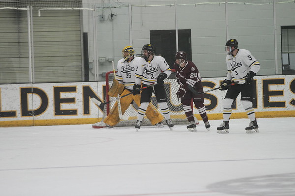 Men’s Hockey Upsets No. 7 Augsburg 2-1