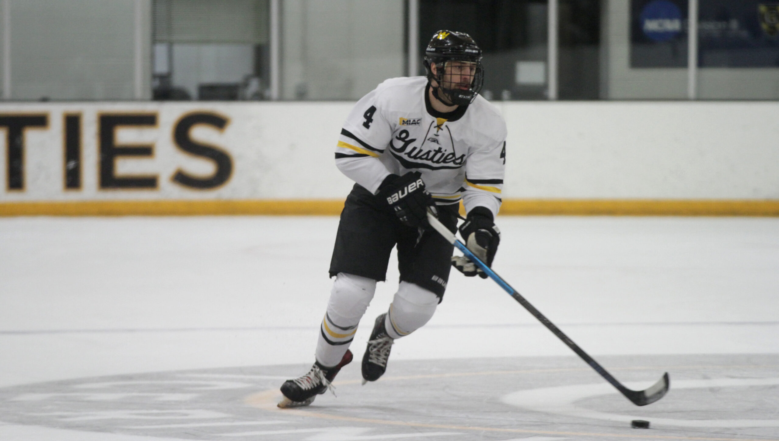 Men’s Hockey Falls to No. 7 Augsburg