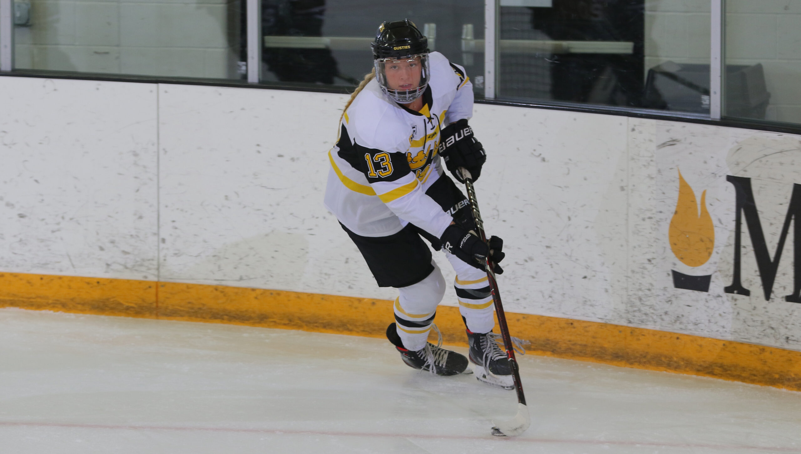 Late Goal Helps Women’s Hockey Tie No. 9 Hamline