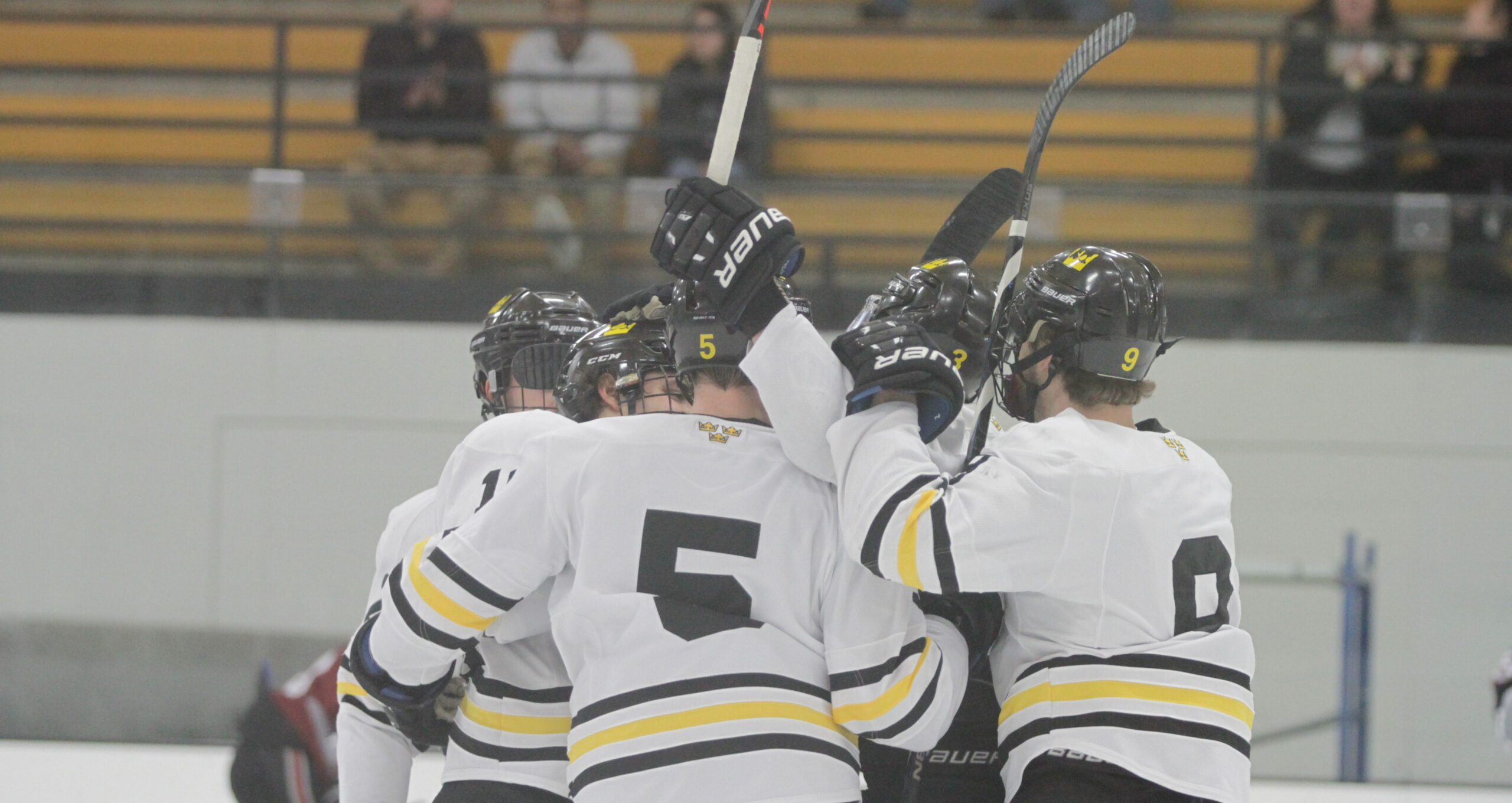 Men’s Hockey Routs Hamline