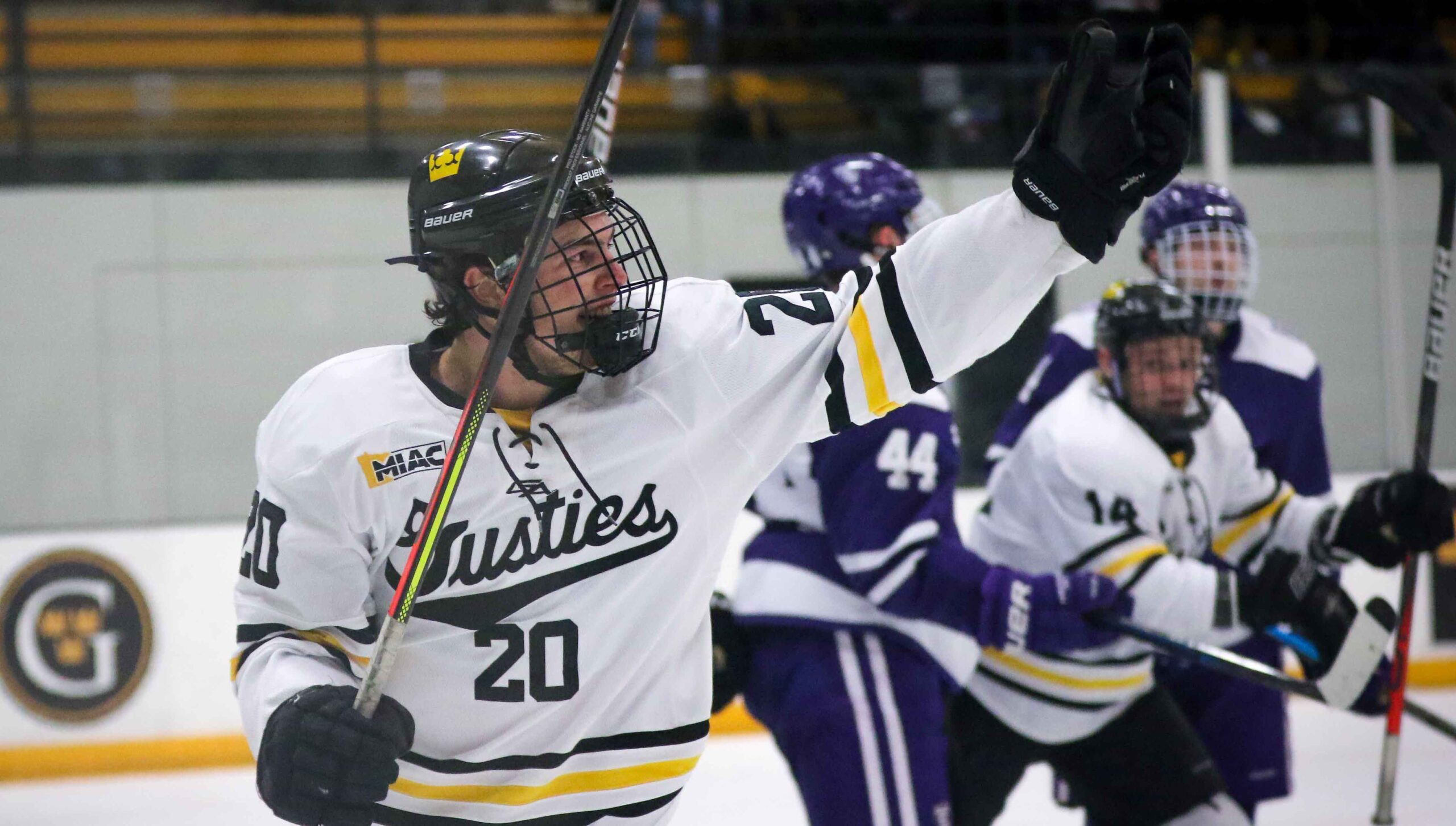 Men’s Hockey Gains Extra Point in Shootout Win Over St. Thomas