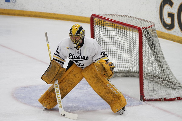 Men’s Hockey Tops the Tommies 3-2