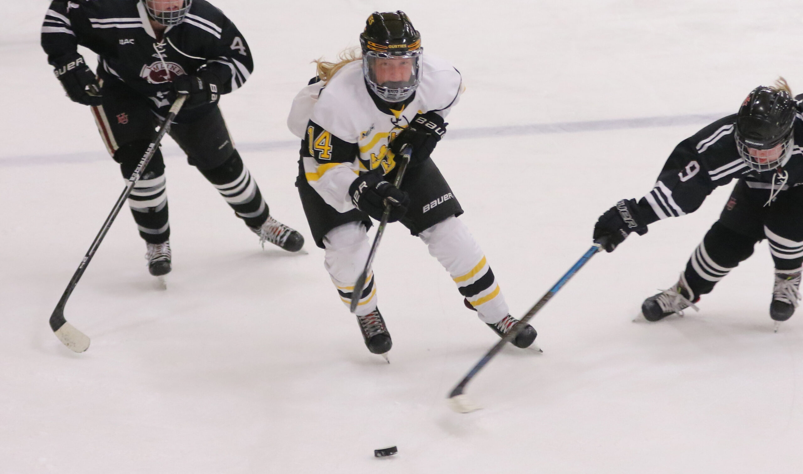 Women’s Hockey Blanks Bethel 4-0