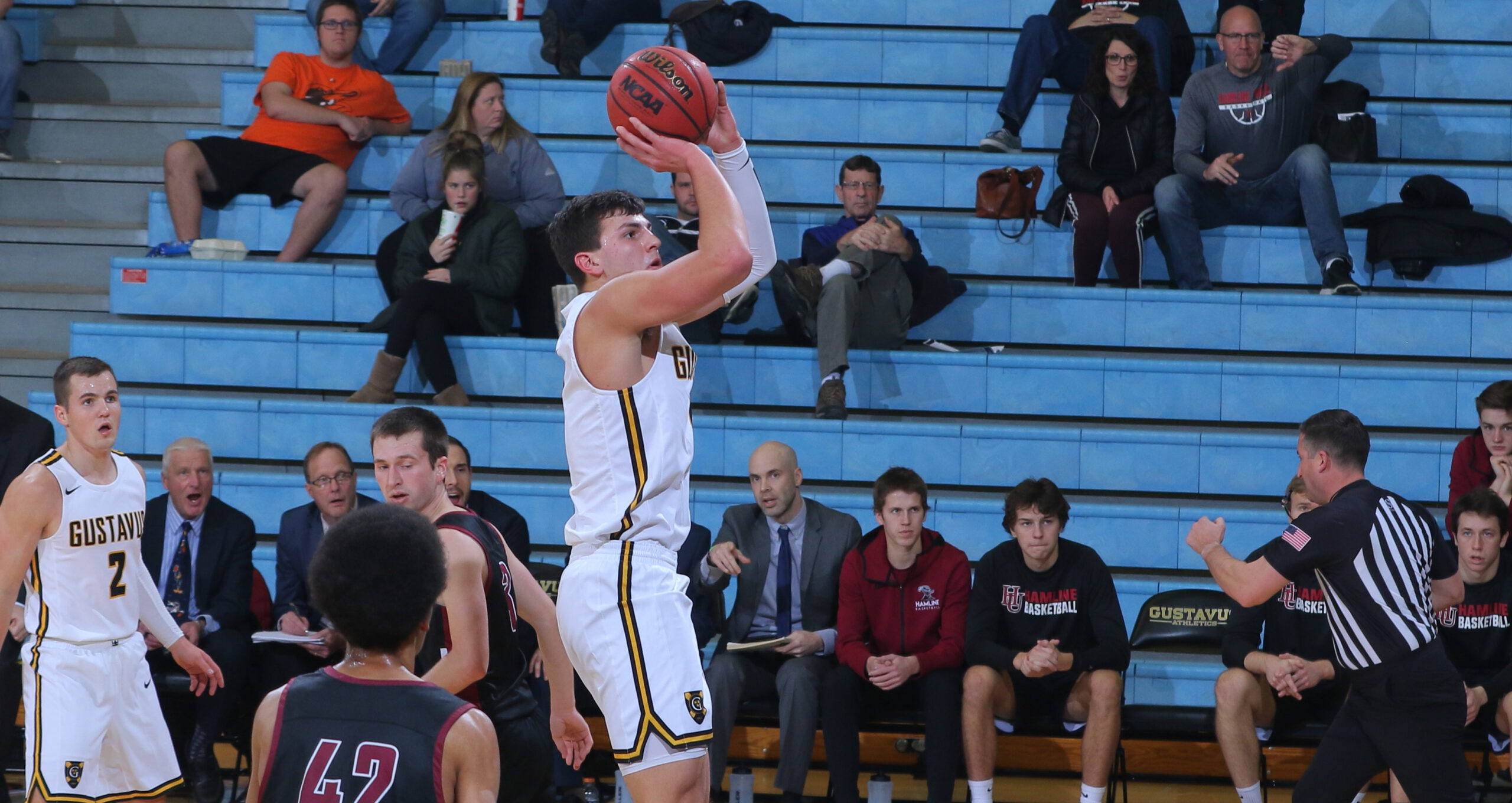 Men’s Basketball Loses in Final Seconds at Carleton