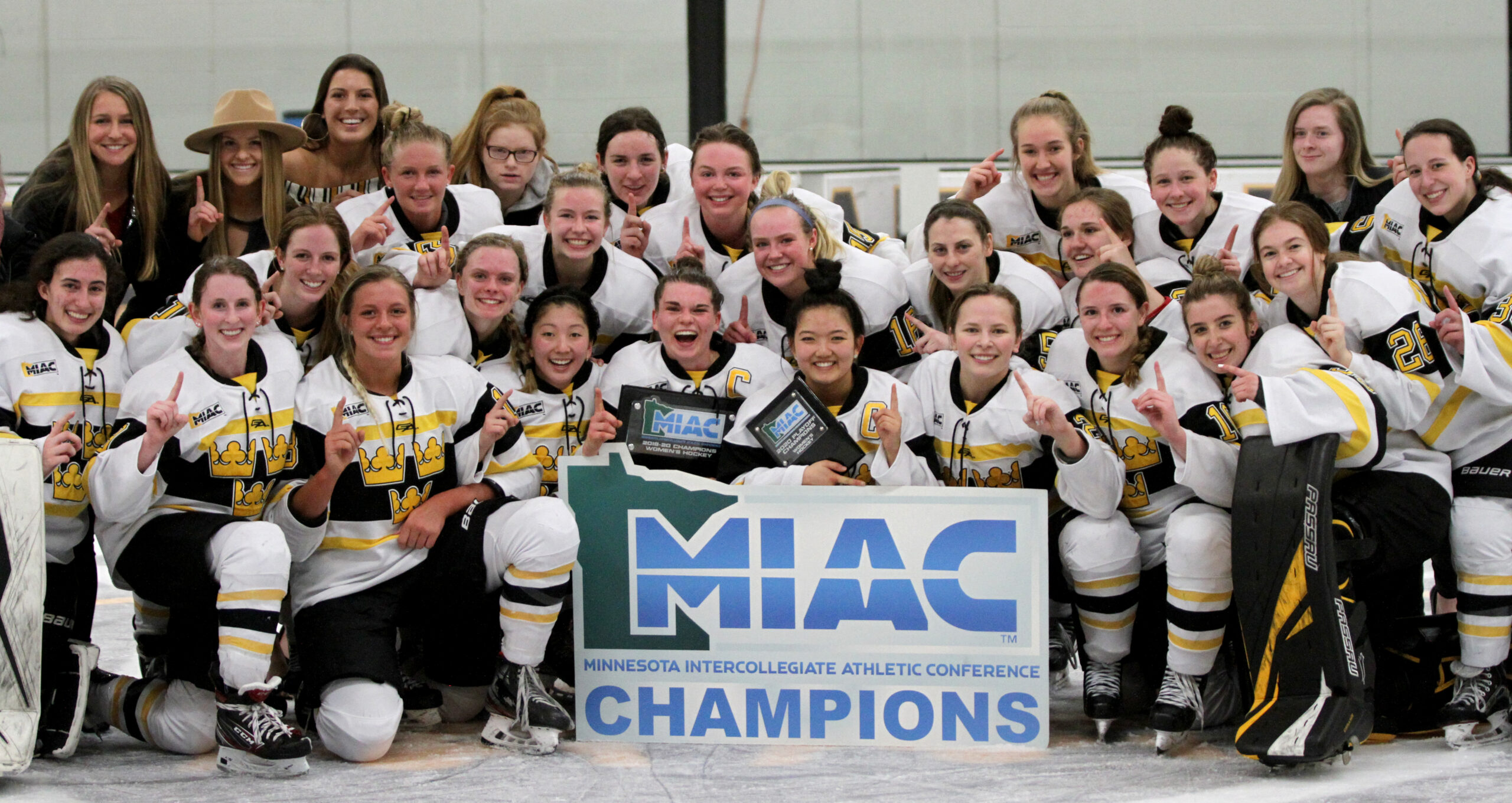 Women’s Hockey Blanks Augsburg 3-0 for MIAC Playoff Title