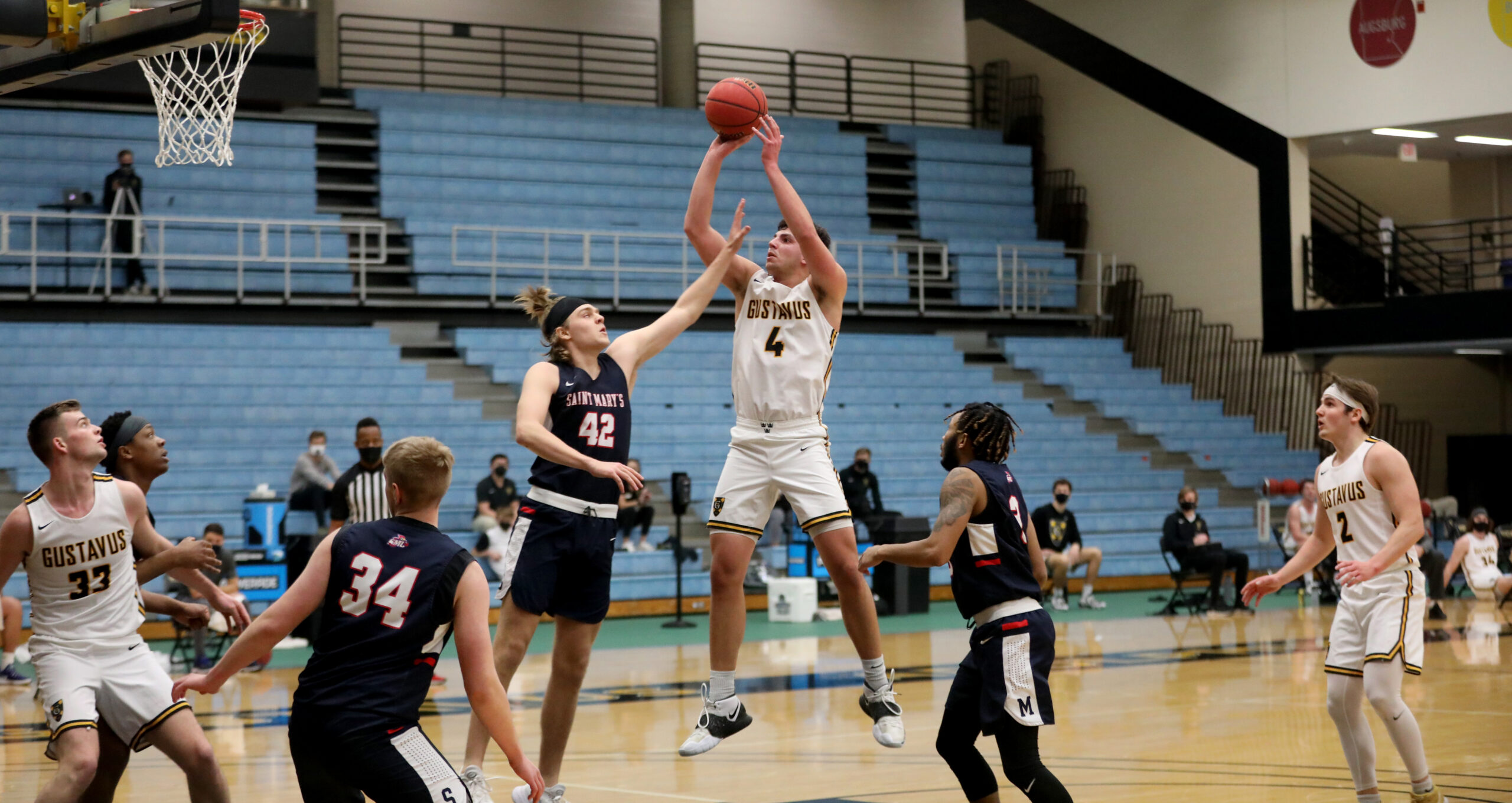 Men’s Basketball Claims Thrilling 61-60 Win Over Saint Mary’s