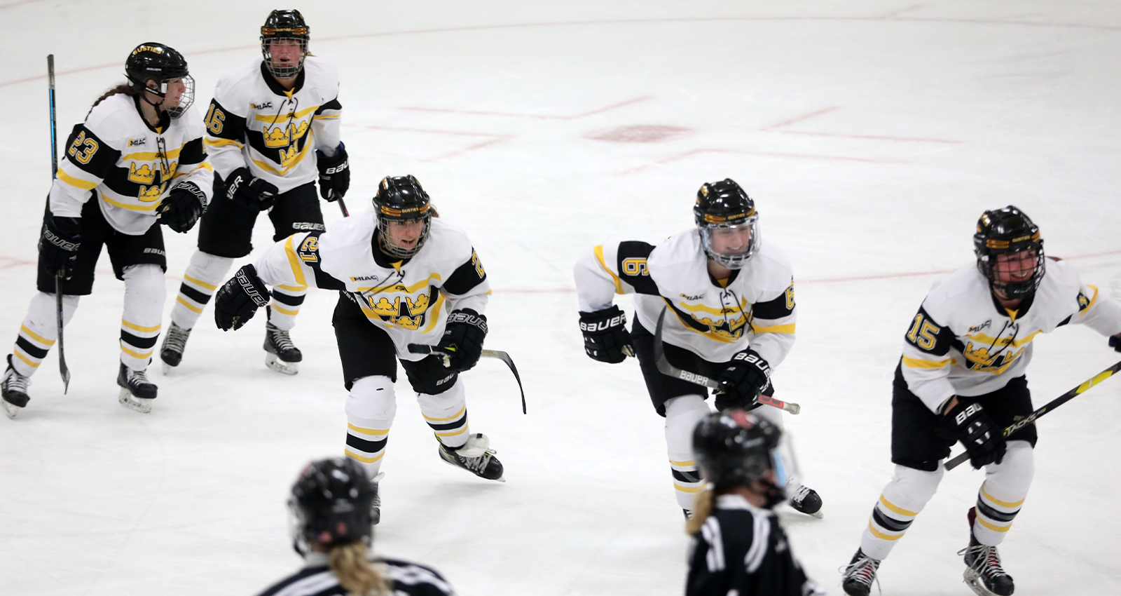 Women’s Hockey Halts Hamline in 3-2 Win