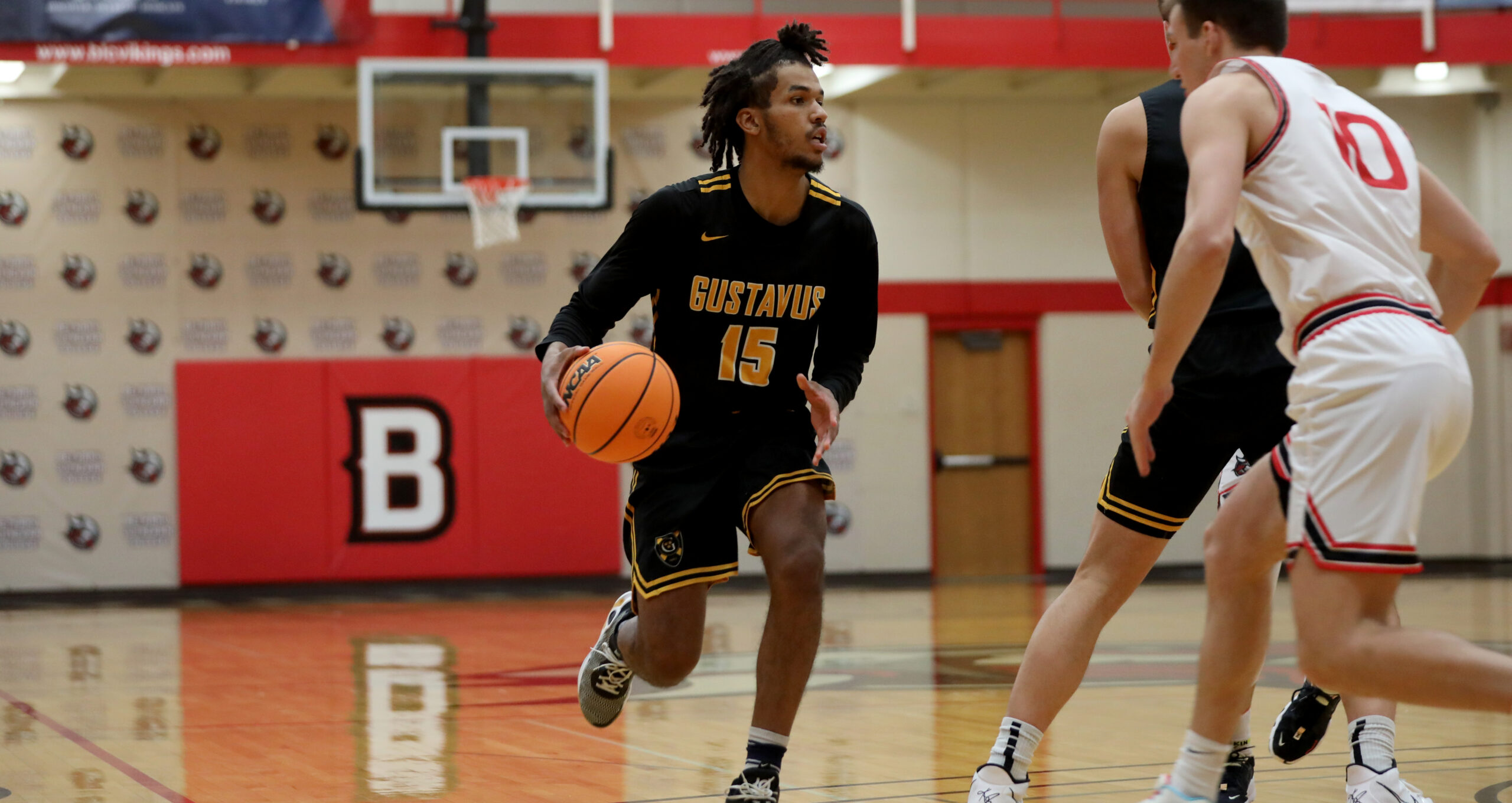 Men’s Basketball Defeats Saint Mary’s 83-70