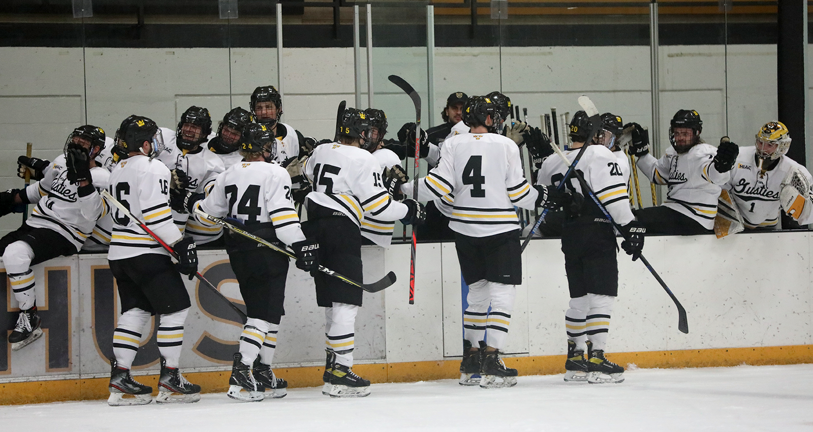 Men’s Hockey Wins 4-2 at St. Olaf