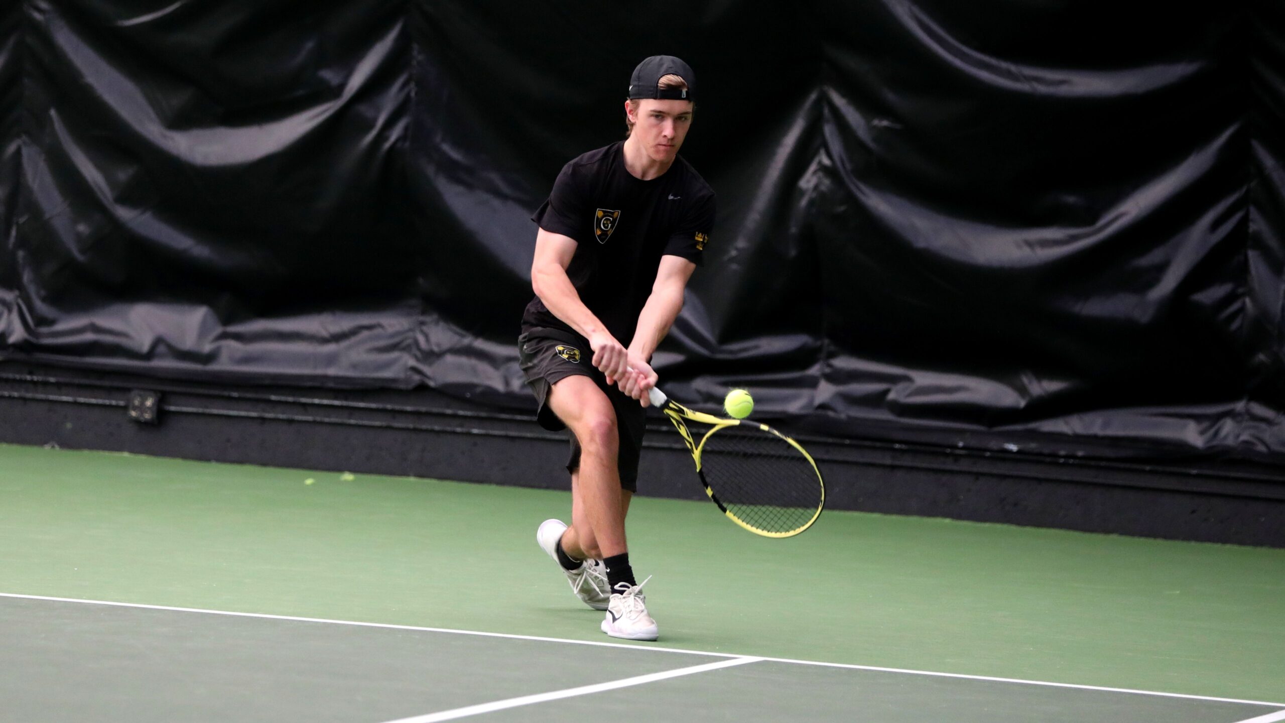 Men’s Tennis Defeats Macalester, Falls to No. 6 Chicago